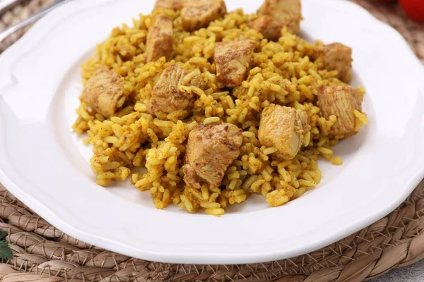 Teller Mit Köstlichem Reis Mit Huhn Auf Weidenmatte Nahaufnahme — Stockfoto