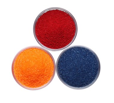 Farklı besin renklerine sahip cam kaseler beyaza izole edilmiş, üst manzara