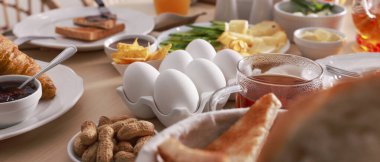 Kapalı masa ve pankart tasarımı için farklı lezzetli yemekler.