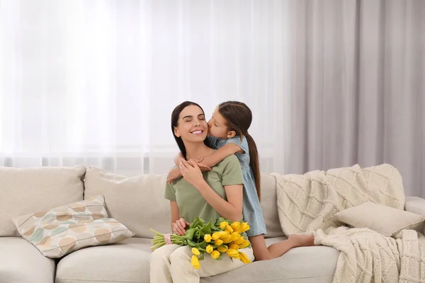 Glückliche Frau Und Ihre Süße Tochter Mit Einem Strauß Gelber — Stockfoto