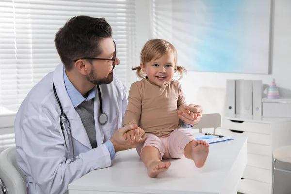 Pediatr Vyšetřuje Roztomilé Malé Dítě Klinice — Stock fotografie
