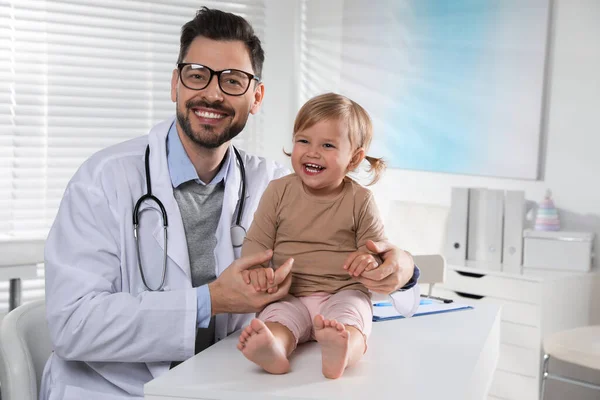 Pediatra Badający Słodkie Małe Dziecko Klinice — Zdjęcie stockowe