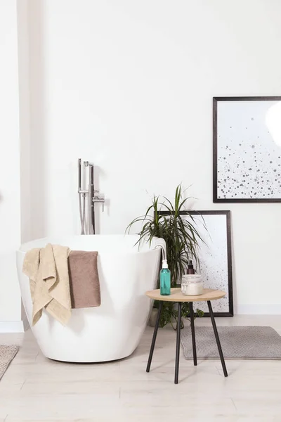 时尚的白色浴缸和木制桌子 浴室里有卫生用品 室内设计 — 图库照片