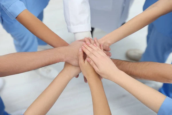 Médico Estagiários Empilhando Mãos Juntos Dentro Casa Close — Fotografia de Stock