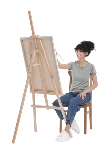 Młoda Kobieta Maluje Sztaludze Płótnem Białym Tle — Zdjęcie stockowe