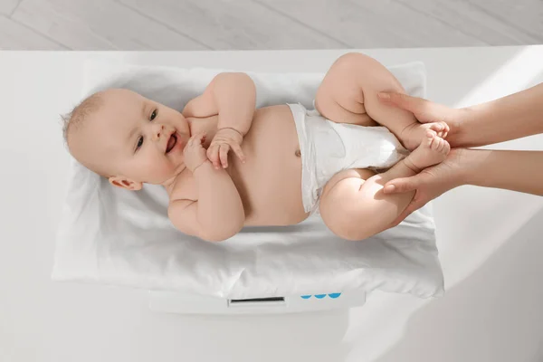 Pediatra Ponderación Lindo Pequeño Bebé Clínica Primer Plano — Foto de Stock