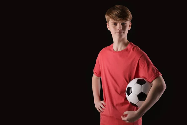 Siyah Arka Planda Futbol Topu Olan Genç Bir Çocuk Metin — Stok fotoğraf