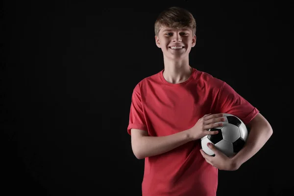 Adolescente Com Bola Futebol Fundo Preto Espaço Para Texto — Fotografia de Stock