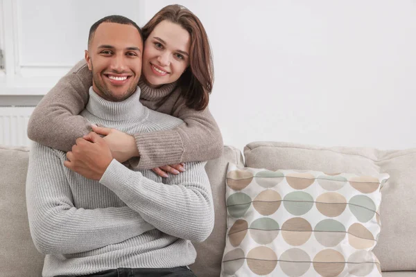 Partnervermittlung Glückliches Paar Genießt Die Gemeinsame Zeit Hause Raum Für — Stockfoto