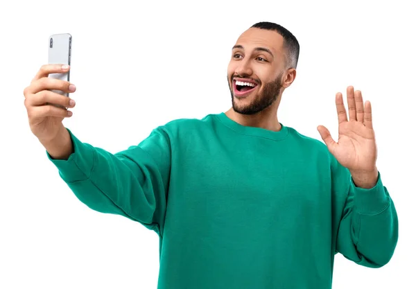 Усміхнений Молодий Чоловік Бере Селфі Смартфоном Білому Тлі — стокове фото