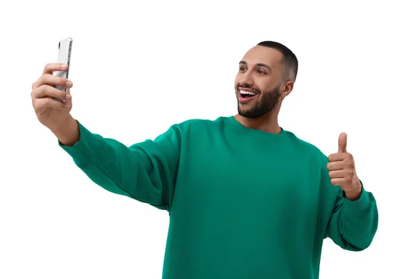 Leende Ung Man Som Tar Selfie Med Smartphone Och Visar — Stockfoto