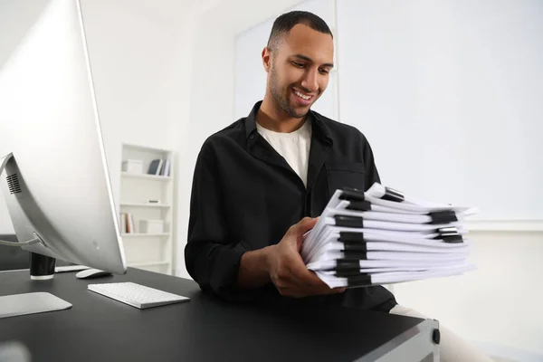 Счастливый Человек Документами Серым Столом Офисе — стоковое фото