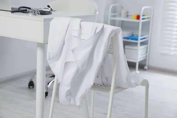Vestido Médico Branco Pendurado Cadeira Clínica — Fotografia de Stock