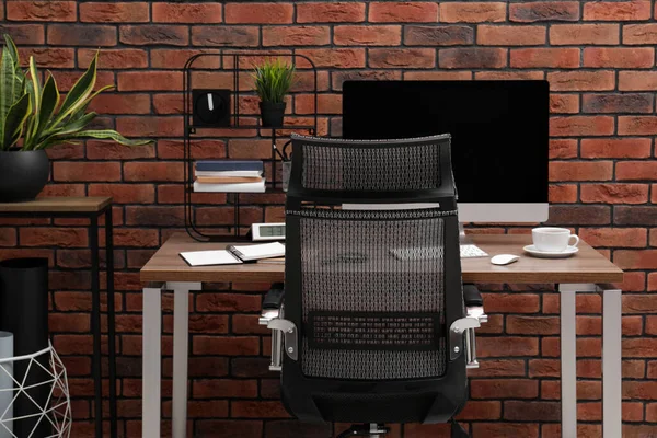 Gemütliche Arbeitsfläche Mit Computer Schreibtisch Stuhl Und Topfpflanzen Der Nähe — Stockfoto