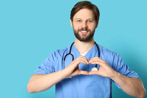 Доктор Або Медичний Асистент Чоловіча Медсестра Робить Серце Руками Бірюзовому — стокове фото