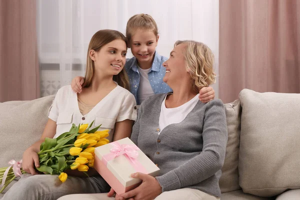 Kislány Gratulál Anyjának Nagyinak Virágokkal Ajándékokkal Otthon Boldog Anyák Napját — Stock Fotó