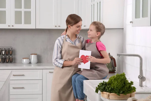 Маленькая Дочь Поздравляет Маму Открыткой Кухне Днем Матери — стоковое фото