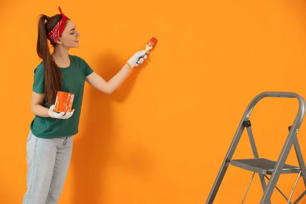 Feliz Diseñador Pintando Pared Naranja Con Pincel Espacio Para Texto — Foto de Stock