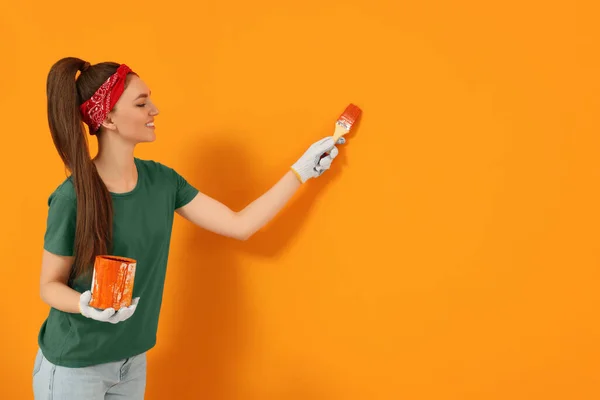 Designer Painting Orange Wall Brush Space Text — 图库照片