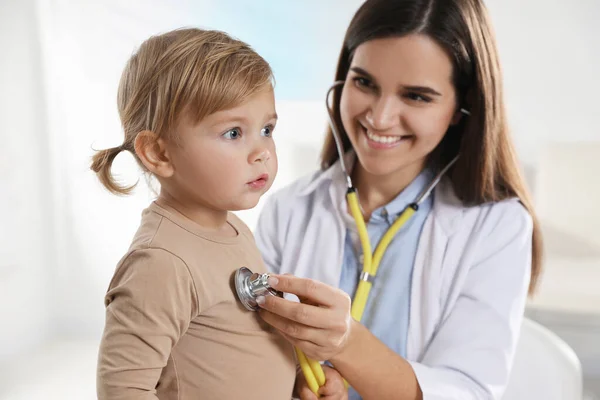 Pediatra Badający Dziecko Stetoskopem Klinice — Zdjęcie stockowe