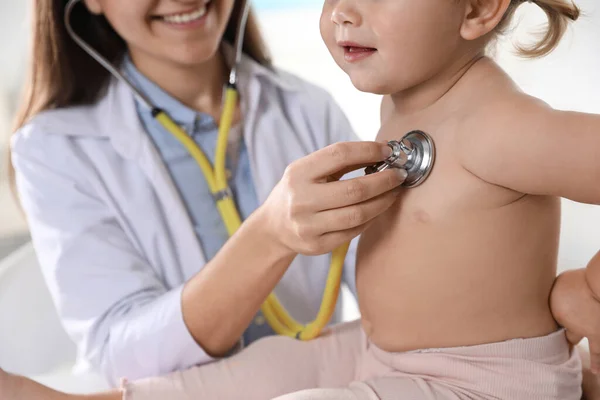 Педиатр Осматривает Ребенка Стетоскопом Клинике Крупным Планом — стоковое фото