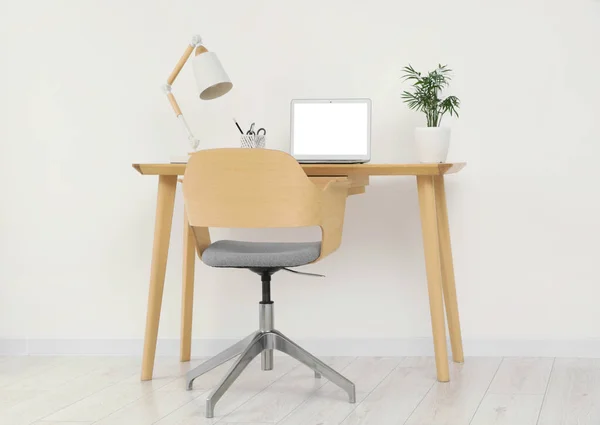 Elegante Interno Dell Ufficio Con Comoda Sedia Scrivania Laptop Lampada — Foto Stock