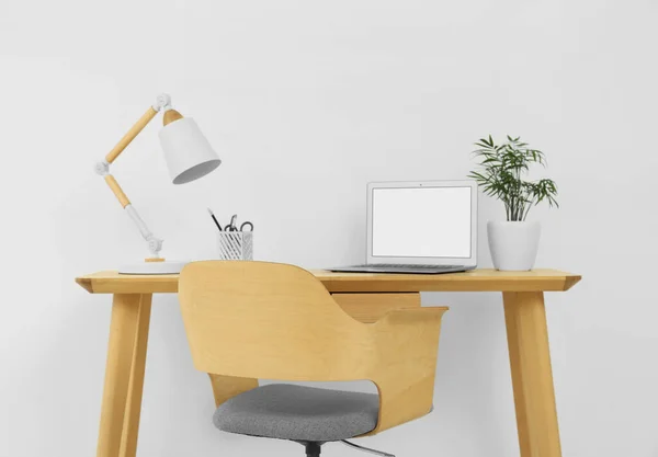 Interior Escritório Elegante Com Cadeira Confortável Mesa Laptop Lâmpada — Fotografia de Stock