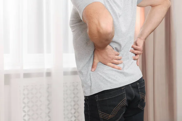 Mann Leidet Unter Rückenschmerzen Geschlossenen Räumen Nahaufnahme — Stockfoto