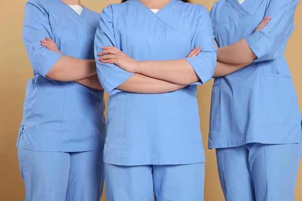Enfermeras Uniformes Médicos Sobre Fondo Marrón Claro Primer Plano — Foto de Stock
