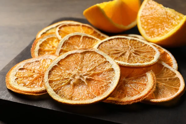 Trockene Orangenscheiben Auf Holzbrett Nahaufnahme — Stockfoto
