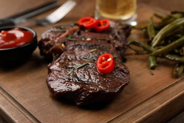 Steak Goreng Lezat Dan Saus Atas Meja Kayu Closeup — Stok Foto