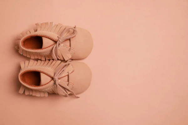 Jolies Chaussures Bébé Sur Fond Marron Couché Plat Espace Pour — Photo