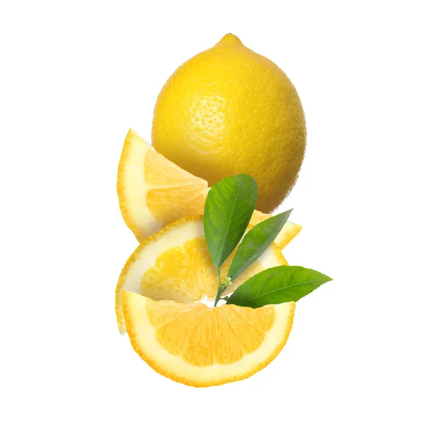 Розрізати Цілі Свіжі Лимони Зеленим Листям Ізольовані Білому — стокове фото