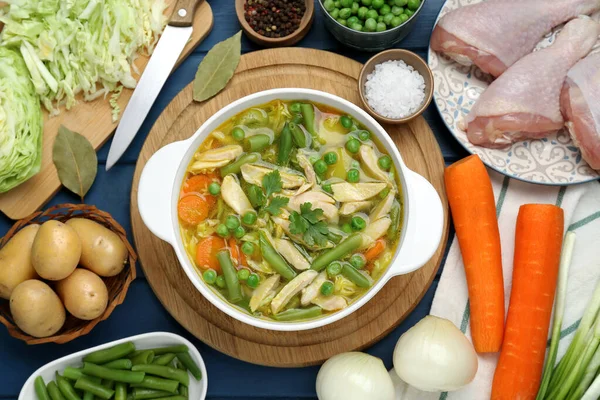 Kochtopf Mit Köstlicher Gemüsesuppe Mit Huhn Und Verschiedenen Zutaten Auf — Stockfoto