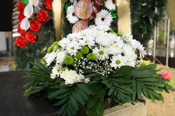 Trauerkranz Mit Blumen Auf Granitgrabstein Auf Friedhof — Stockfoto