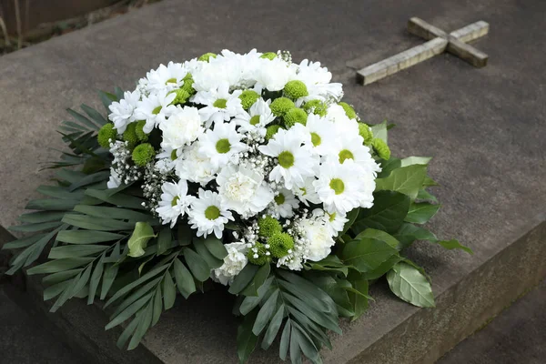 Begravningskrans Blommor Gravsten Utomhus — Stockfoto