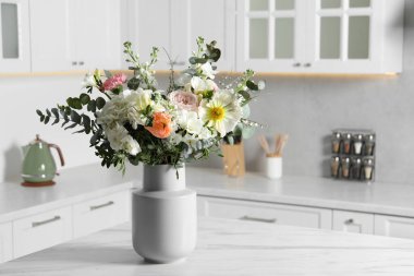 İçerideki beyaz masada bir buket güzel çiçek. Metin için boşluk