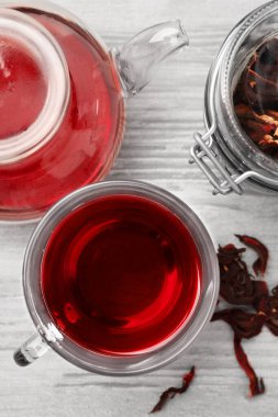 Lezzetli amberçiçeği çayı ve kuru çiçekler beyaz ahşap masada, düz yatıyordu.