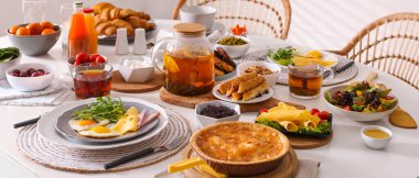 Kapalı masa ve pankart tasarımı için farklı lezzetli yemekler.