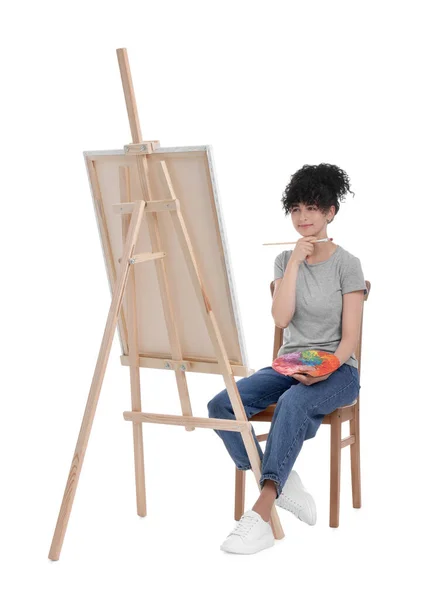 Mujer Joven Sosteniendo Pincel Paleta Artista Cerca Del Caballete Con — Foto de Stock