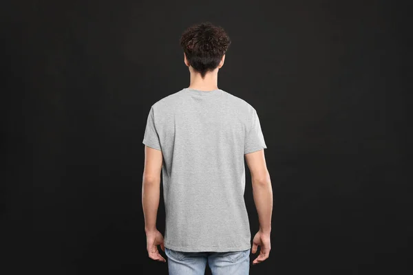Homem Vestindo Camiseta Cinza Claro Fundo Preto Visão Traseira Mockup — Fotografia de Stock