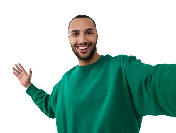 Uśmiechnięty Młody Człowiek Robi Selfie Białym Tle — Zdjęcie stockowe