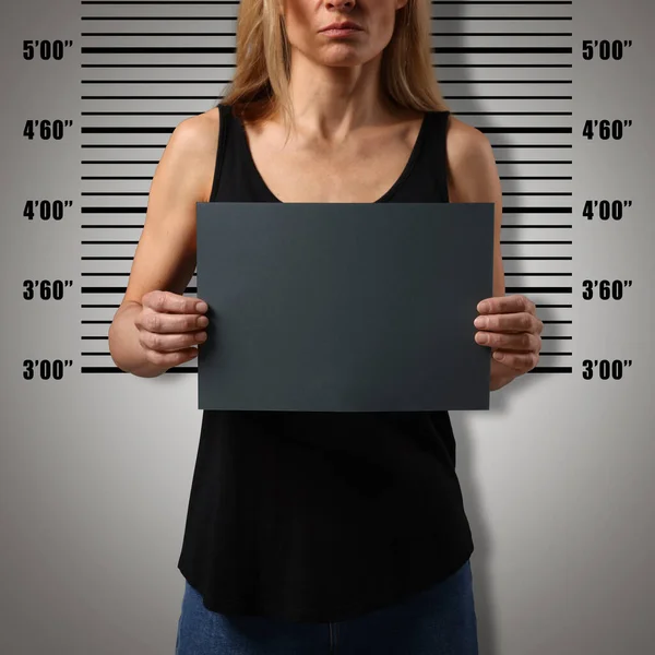 Εγκληματική Φωτογραφία Σύλληψη Γυναίκας Λευκή Κάρτα Κατά Ύψος Διάγραμμα Closeup — Φωτογραφία Αρχείου