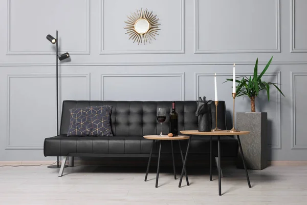 Interior Elegante Quarto Com Sofá Couro Confortável Mesa Café — Fotografia de Stock