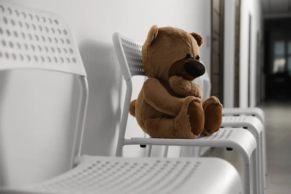 Urso Pelúcia Solitário Bonito Cadeira Dentro Casa Espaço Para Texto — Fotografia de Stock