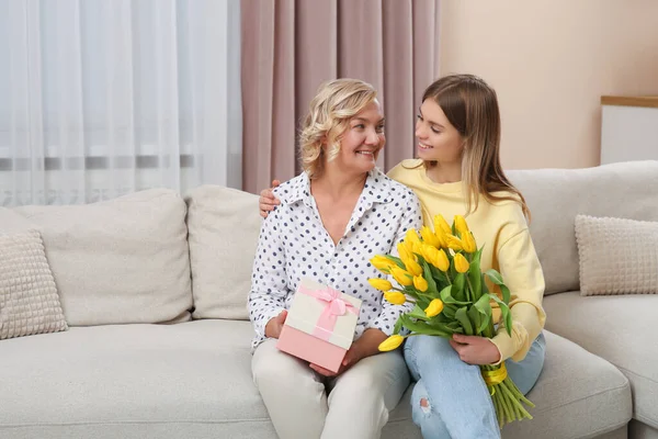 Hija Pequeña Felicitando Madre Con Flores Regalos Casa Feliz Día —  Fotos de Stock
