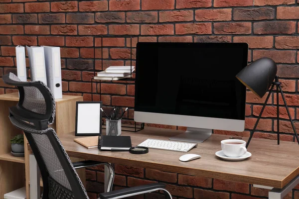 Gemütliche Arbeitsfläche Mit Computer Auf Schreibtisch Stuhl Und Bücherregal Der — Stockfoto