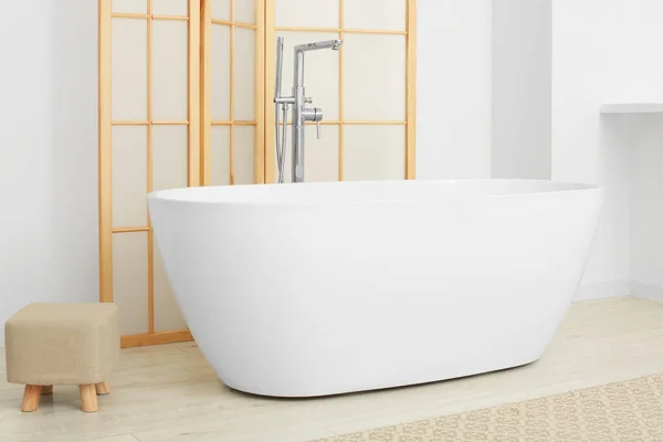浴室里漂亮的白色浴缸和女厕 室内设计 — 图库照片