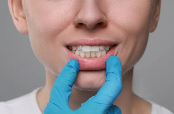 Läkare Undersöker Kvinnans Tandkött Grå Bakgrund Närbild — Stockfoto