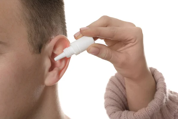 Mujer Goteando Medicación Oído Del Hombre Sobre Fondo Blanco Primer —  Fotos de Stock